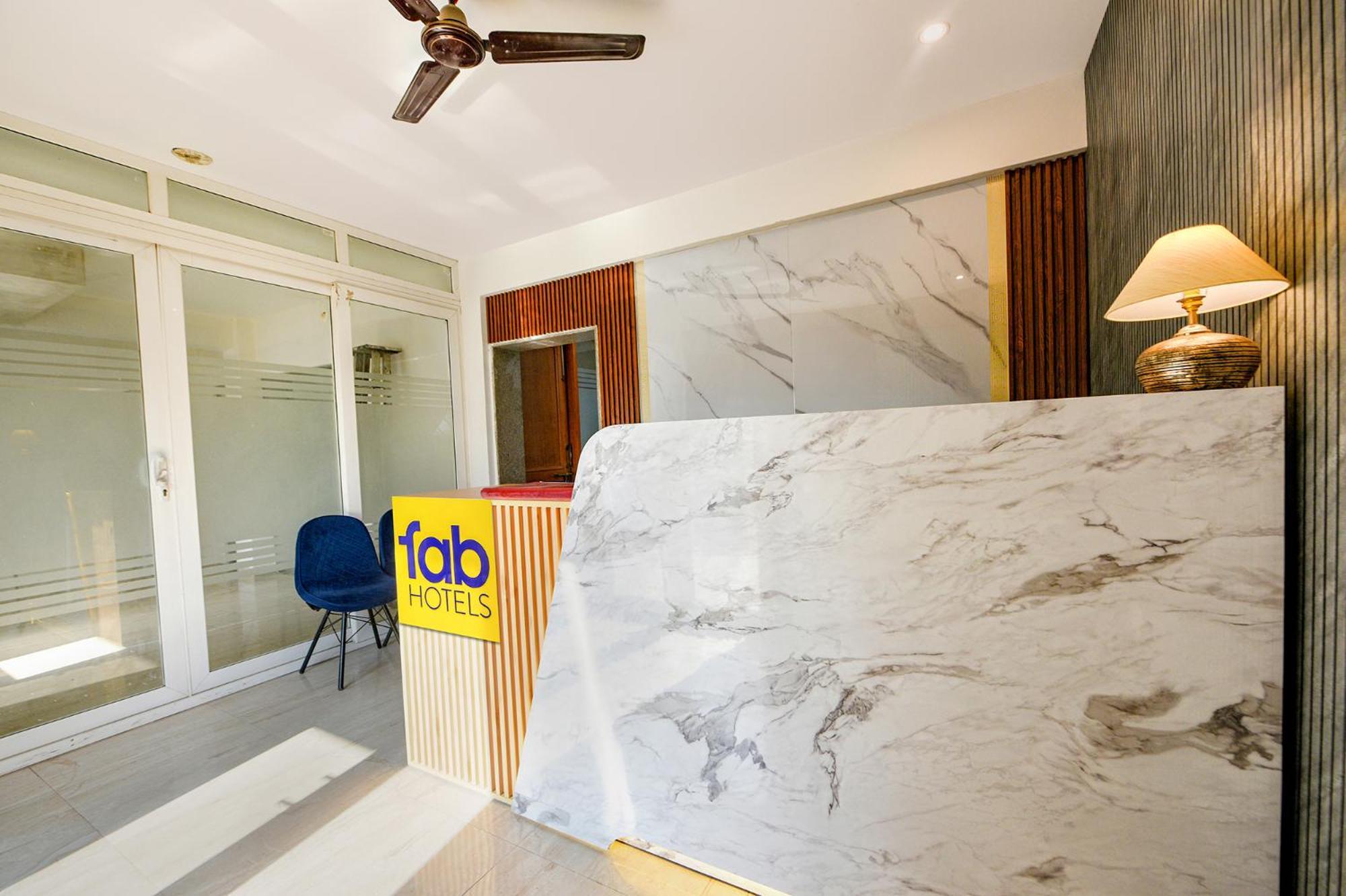Fabhotel Ar Suites Gurgaon Bagian luar foto