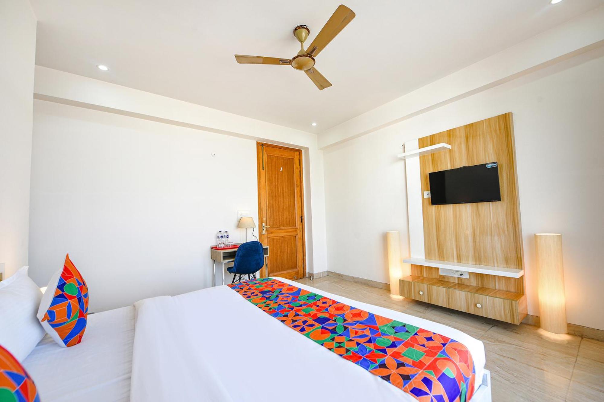 Fabhotel Ar Suites Gurgaon Bagian luar foto
